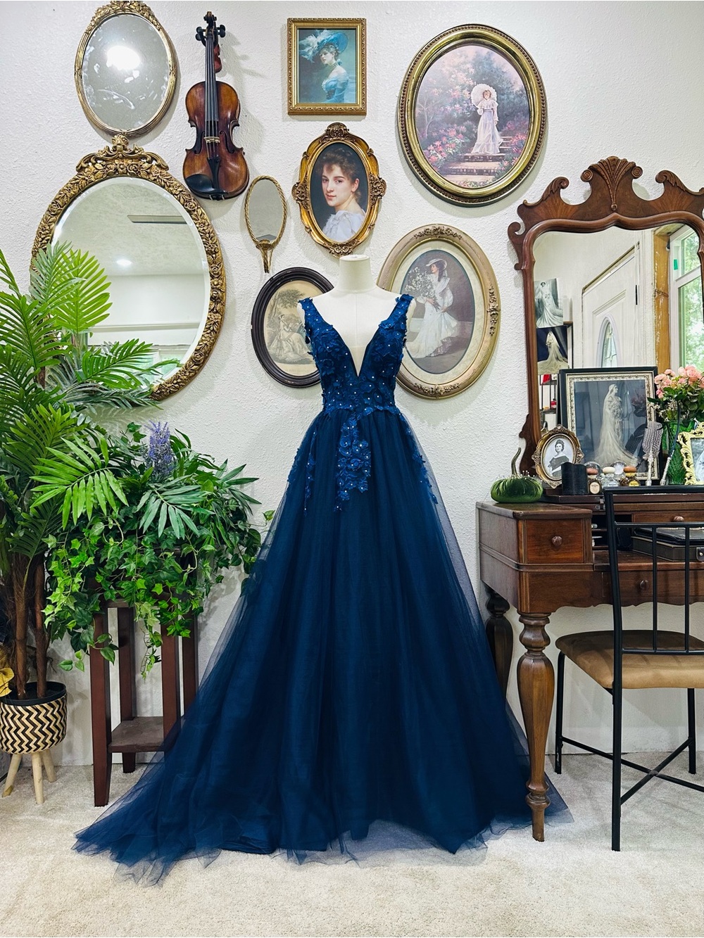Elegant Navy Blue Tulle Evening Gown with Floral Appliqué